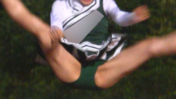 P04407　k-k　大学チアリーディング　ハイキック　アンスコ　緑アンスコ　ブルマ　インナーはみ出し　ターン　アクロバティック演技　ブルチラ　パンチラ　女子筋肉　