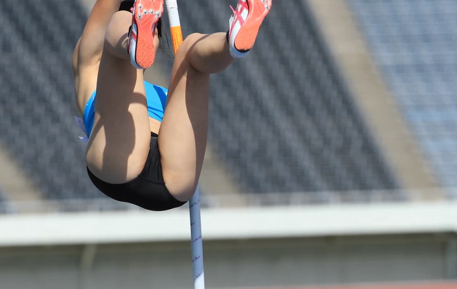 0524_02 グランプリ大会 棒高跳0２ ニューヨーク　株式会社キリンビバックス　第53回　織田陸上　中間高校　筑波大学　女子陸上部　跳躍開脚ブルマ　スパッツ　インナーショーツラインくっきり
