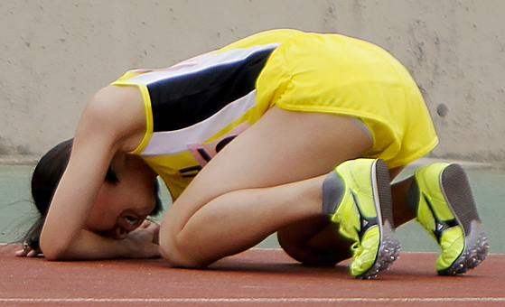 力走を終えて6～10セット　ランパン　隙間パンチラ　白ブルマ　白色インナーショーツ　競技後倒れる女子陸上選手　ハイレグ　腹筋　日焼け跡　スレンダー女子アスリート