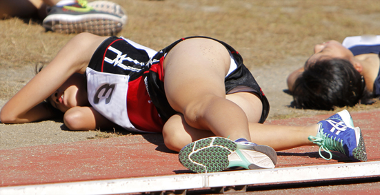 力走を終えて6～10セット　ランパン　隙間パンチラ　白ブルマ　白色インナーショーツ　競技後倒れる女子陸上選手　ハイレグ　腹筋　日焼け跡　スレンダー女子アスリート