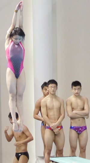 【凹凸競泳水着】モッコリーズに囲まれた乙女たち[MKR1]男子部員に囲まれた超ハイレグ競泳水着着用の飛込競技の女子高生を見事に盗撮