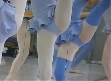 LYBA-01 バレエレッスン01　ハイレグレオタード　レオタードはみパン　インナーショーツはみ出し　Ｙ字バランス　至近距離レオタード撮影　ハイレグ　ハイカット　ブルマ　アンスコ　アンダースコート